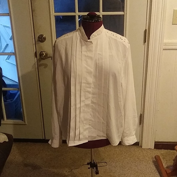 White button down 16 - Picture 2 of 4